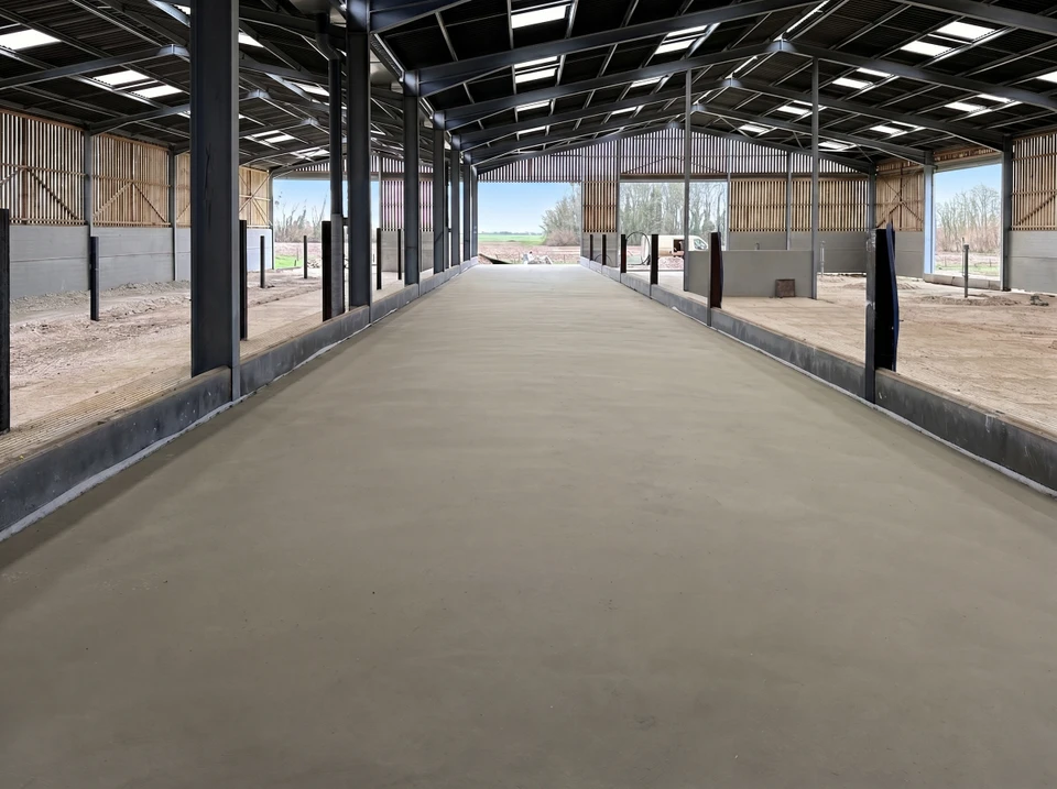 Vue aérienne ou de perspective d'une plateforme agricole en béton, avec zone de stockage bien délimitée, murs de soutènement en béton ou clôture professionnelle, montrant l'infrastructure fonctionnelle pour exploitation agricole. La plateforme doit être claire, propre, et montrer clairement son usage agricole ou agro-industriel sans personnages.