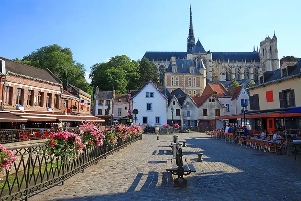 Vue aérienne ou paysage urbain-rural d'Amiens montrant le tissu urbain avec routes, bâtiments et infrastructures, intégré à des zones agricoles et industrielles environnantes. L'image doit clairement identifier Amiens comme zone d'intervention de l'entreprise de génie civil, sans personnages ni éléments distrayants, transmettant l'environnement régional professionnel où opère Pezzano.
